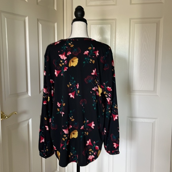 Super cute like new Ann Taylor xl blouse stretchy light and comfy. - Picture 4 of 6
